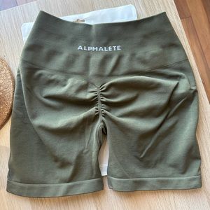 New Alphalete amplify short in Oak